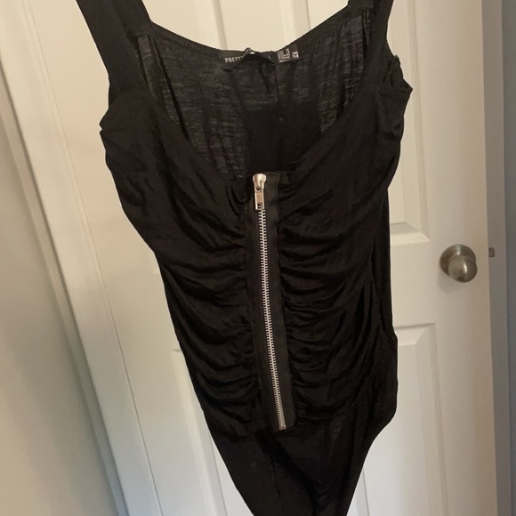 Prettylittle thing black ruched Zip front bodysuit - Picture 3 of 4